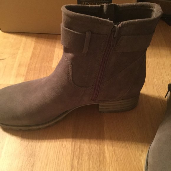 Clarks short boots, new without box never worn  Taupe in color size 8.5 women's - Picture 2 of 6